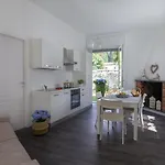 Apartmán Maji - Historic With Pool & Parking, 100m From Ferry & Train *