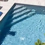 Apartmán Maji - Historic With Pool & Parking, 100m From Ferry & Train *