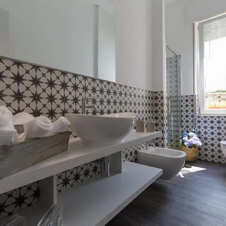 Maji - Historic With Pool & Parking, 100m From Ferry & Train Апартаменты *
