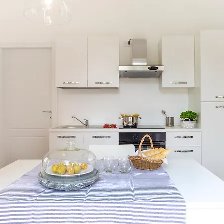 Апартаменты Maji - Historic With Pool & Parking, 100m From Ferry & Train *
