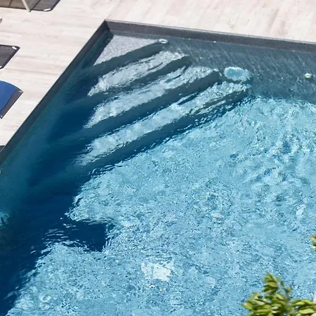 Апартаменты Maji - Historic With Pool & Parking, 100m From Ferry & Train *