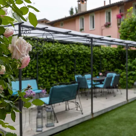 Апартаменты Maji - Historic With Pool & Parking, 100m From Ferry & Train
