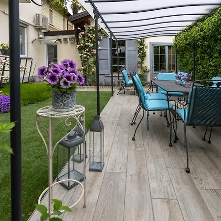 Апартаменты Maji - Historic With Pool & Parking, 100m From Ferry & Train